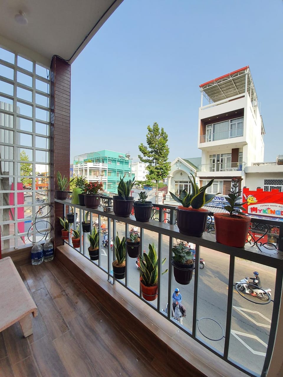 Balcony/Terrace, Street view