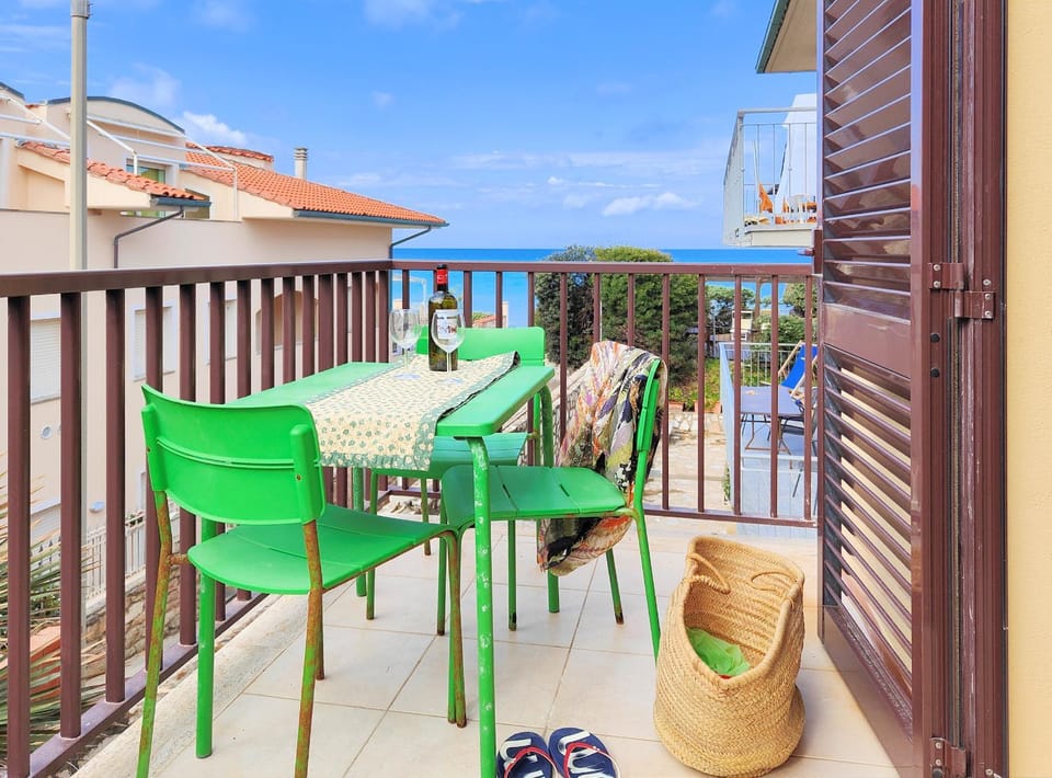 View (from property/room), Balcony/Terrace, Dining area, Sea view