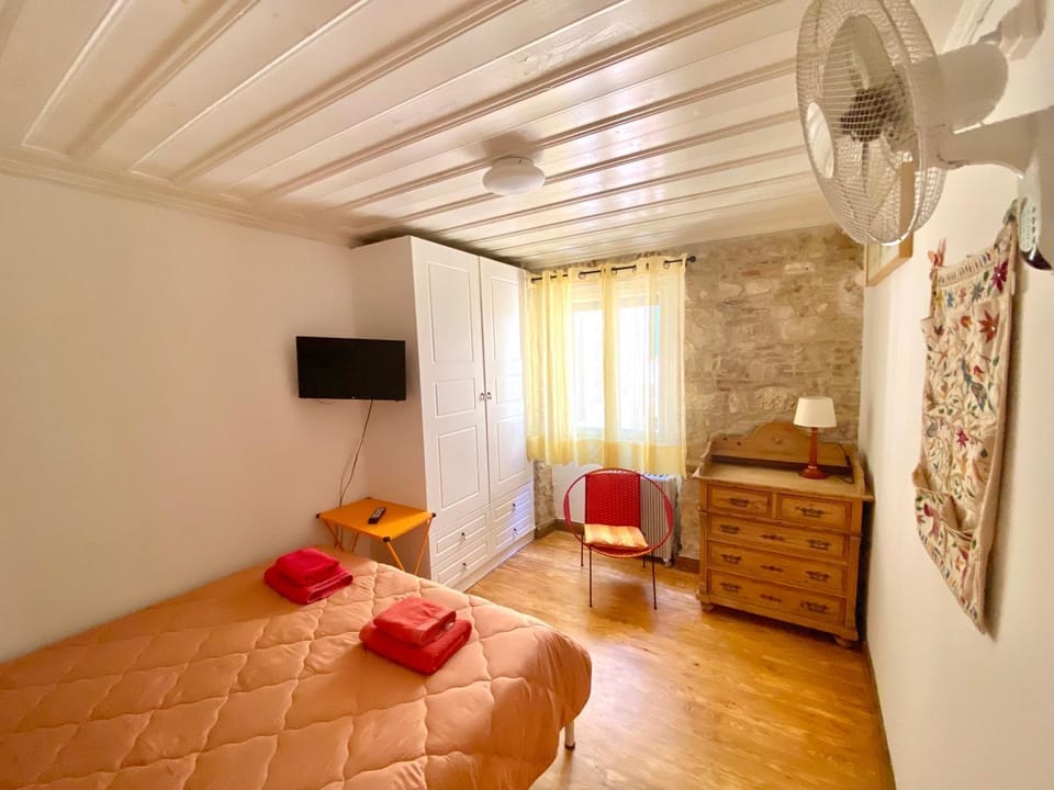Bed, TV and multimedia, Photo of the whole room, Bedroom, towels, air conditioner