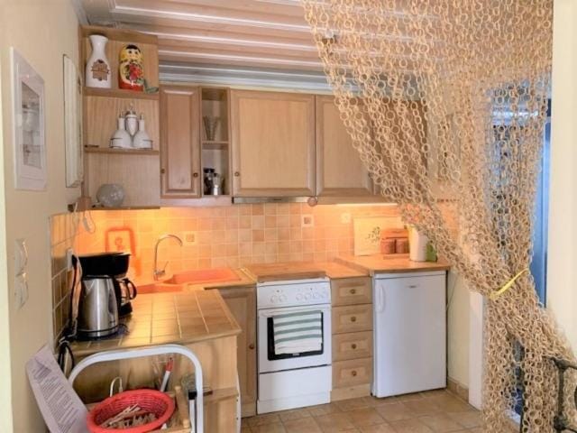 Coffee/tea facilities, Kitchen or kitchenette, oven, stove, toaster