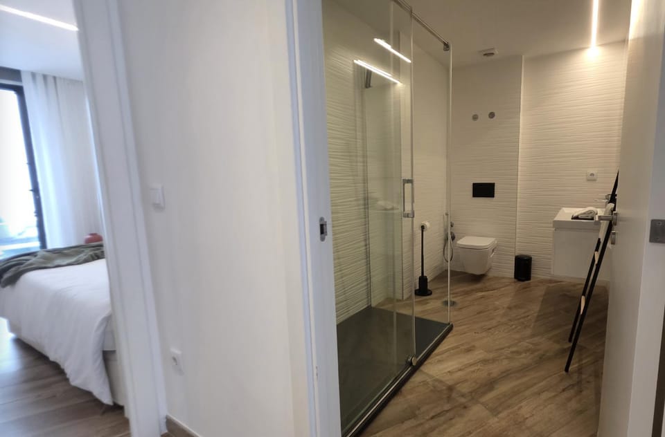 Shower, Bed, Bathroom, Photo of the whole room, Bedroom, towels