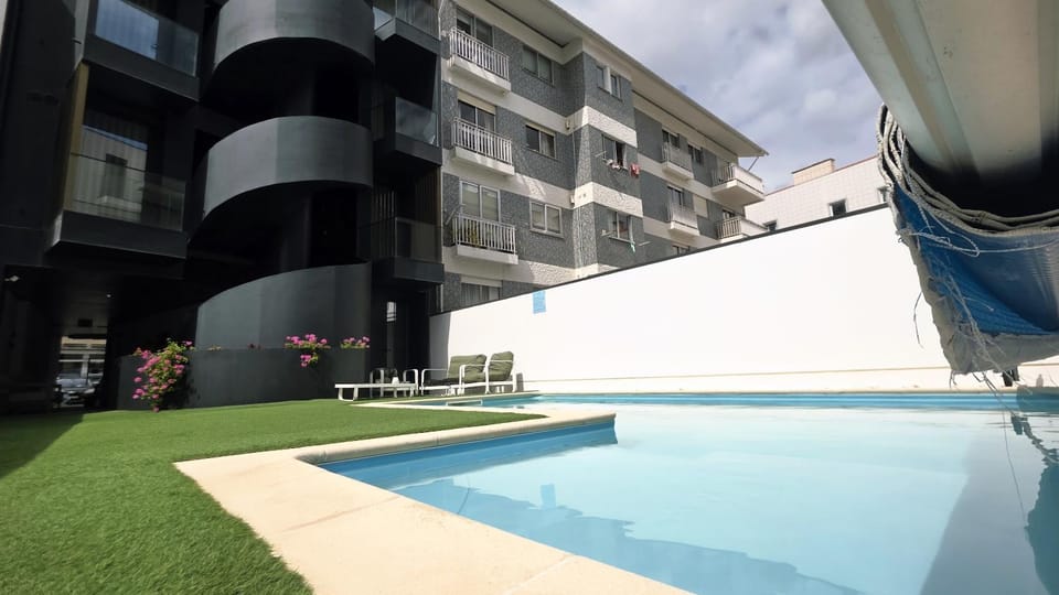 Property building, Day, Pool view, Swimming pool, sunbed