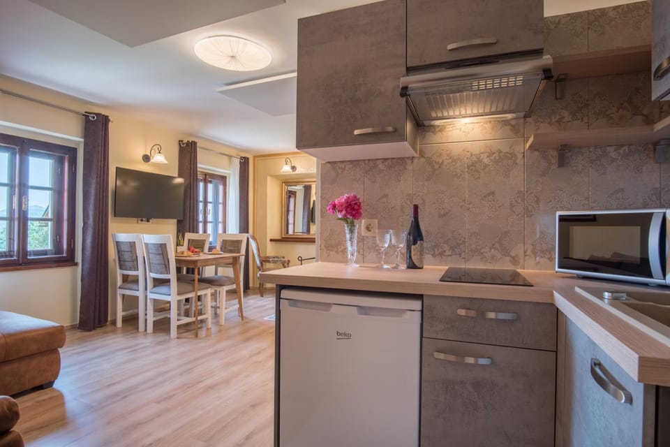 Kitchen or kitchenette, Dining area