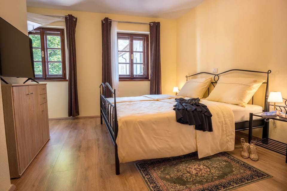 Bed, TV and multimedia, Photo of the whole room, Bedroom