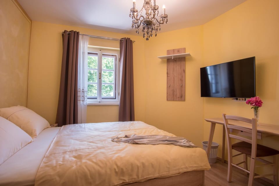 Bed, TV and multimedia, Photo of the whole room, Seating area, Bedroom