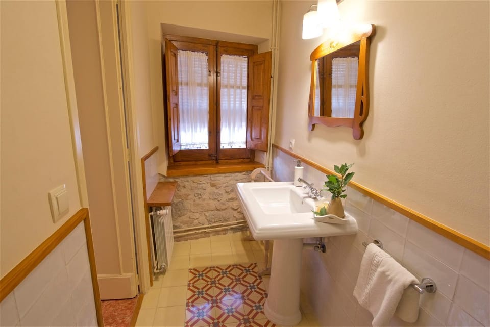 Bathroom, Internal: Not applicable to any particular room