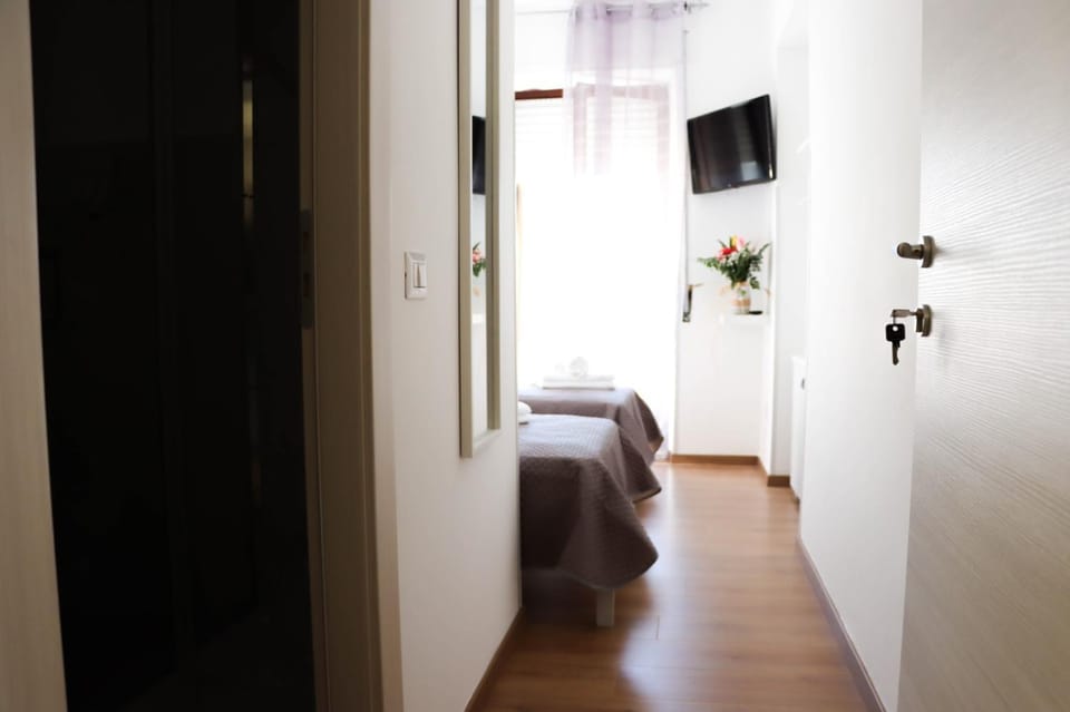 Bed, TV and multimedia, Bedroom
