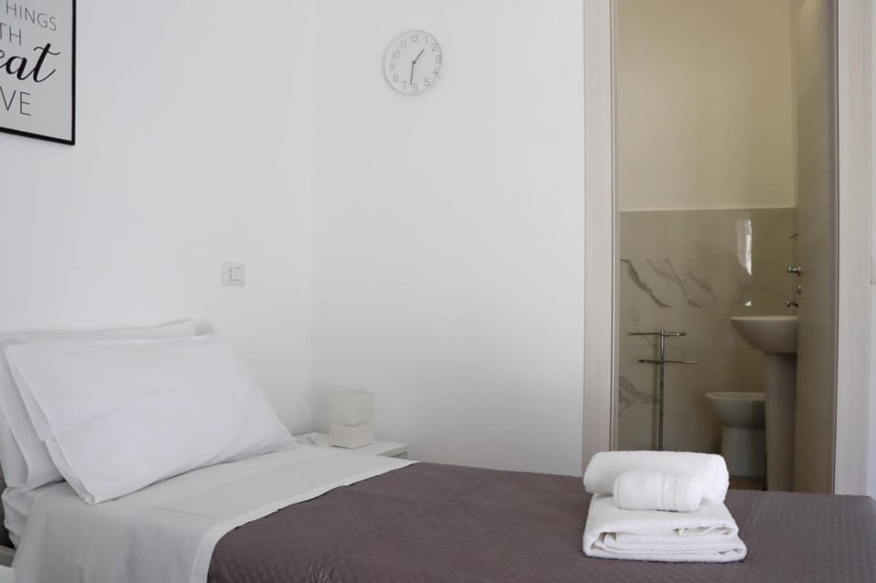 Bed, Bedroom, towels