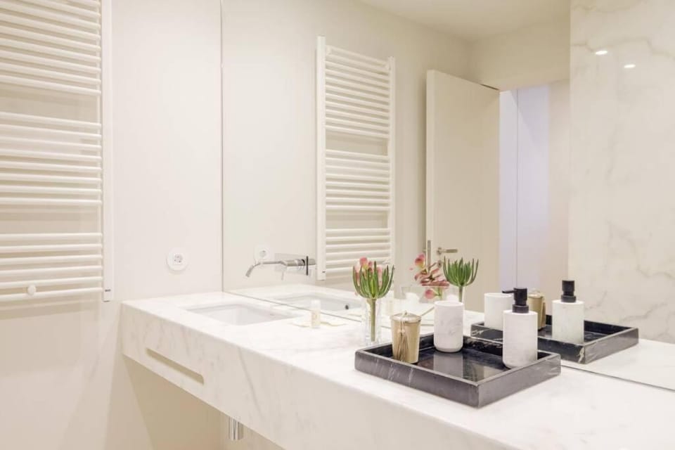 BOUTIQUE Rentals- Art & Charm Apt w/ balcony & garage Apartment in Porto