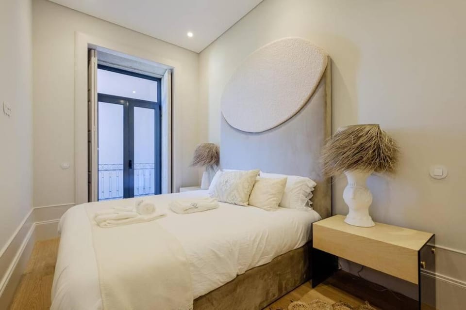 BOUTIQUE Rentals- Art & Charm Apt w/ balcony & garage Apartment in Porto