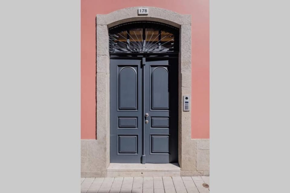 BOUTIQUE Rentals- Art & Charm Apt w/ balcony & garage Apartment in Porto