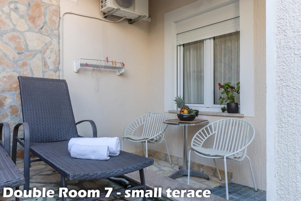 Day, Seating area