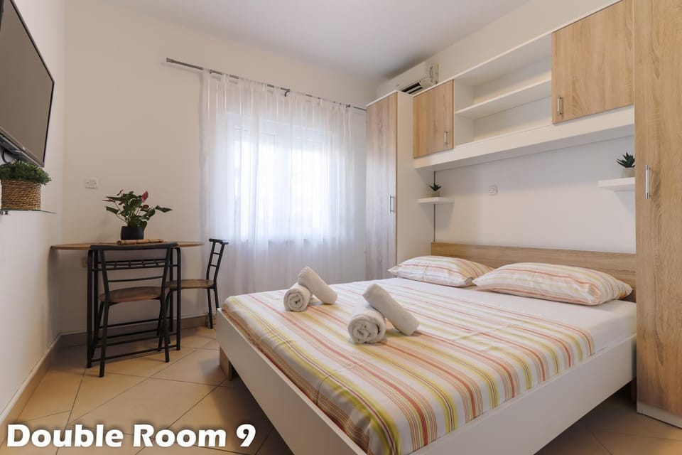 Bed, TV and multimedia, Bedroom