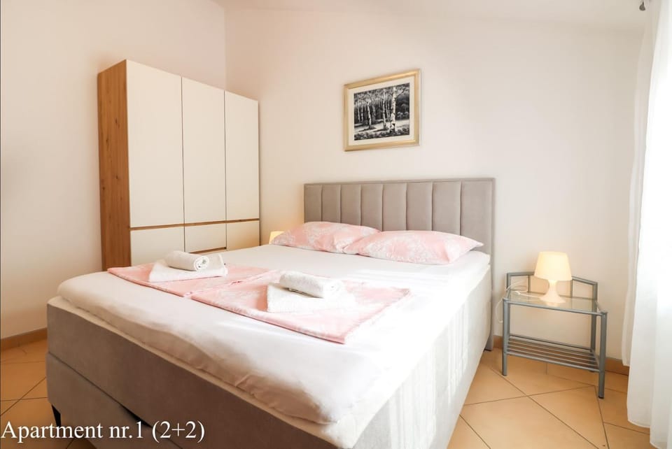 Bed, Bedroom, towels, wardrobe