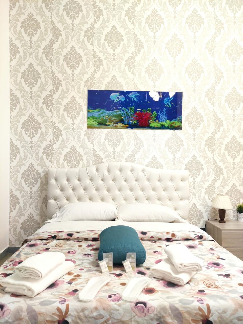 Bed, Photo of the whole room, Decorative detail, Bedroom
