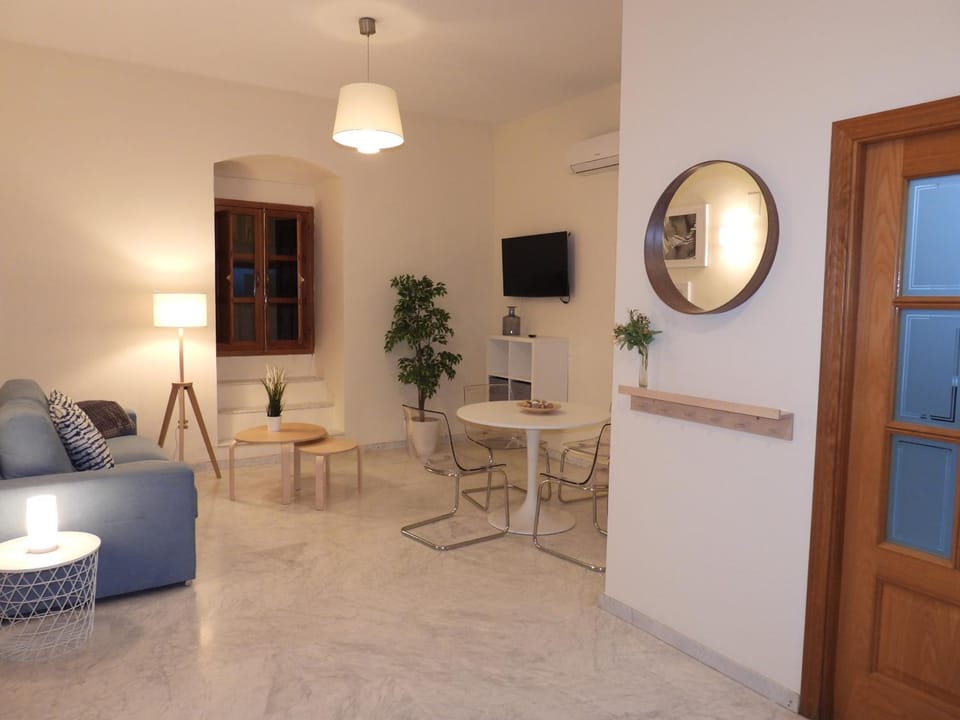 TV and multimedia, Seating area, air conditioner