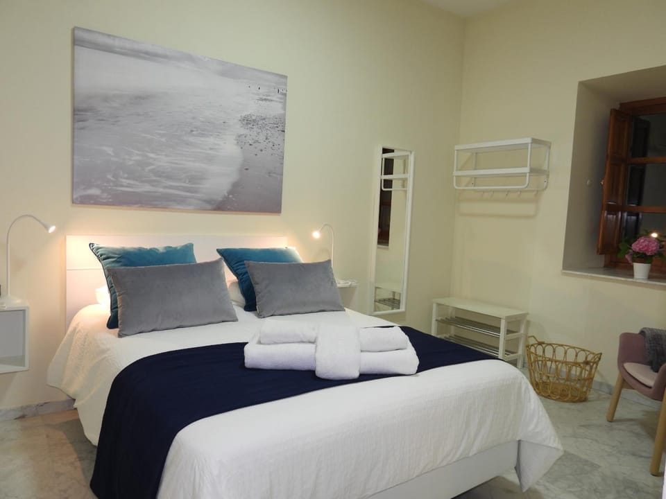 Bed, Photo of the whole room, Bedroom, towels