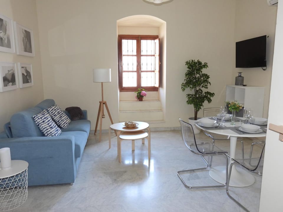 TV and multimedia, Seating area, Dining area