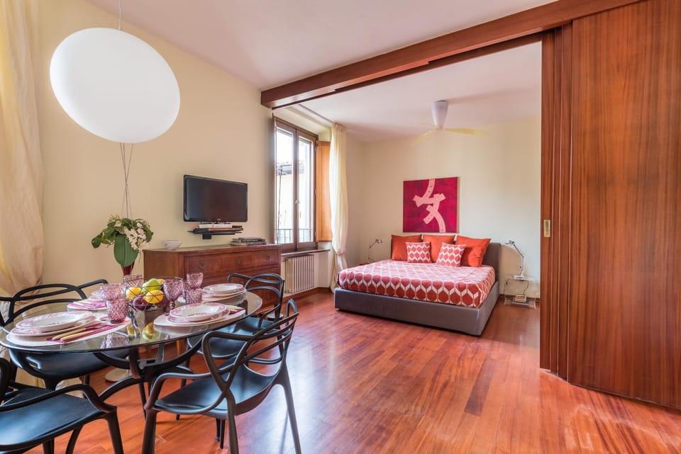 Bed, TV and multimedia, Living room, Photo of the whole room, Seating area, Dining area, Bedroom