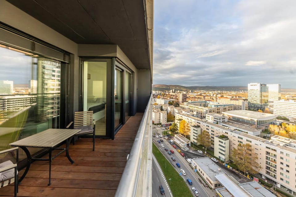 View (from property/room), Balcony/Terrace, City view, Parking