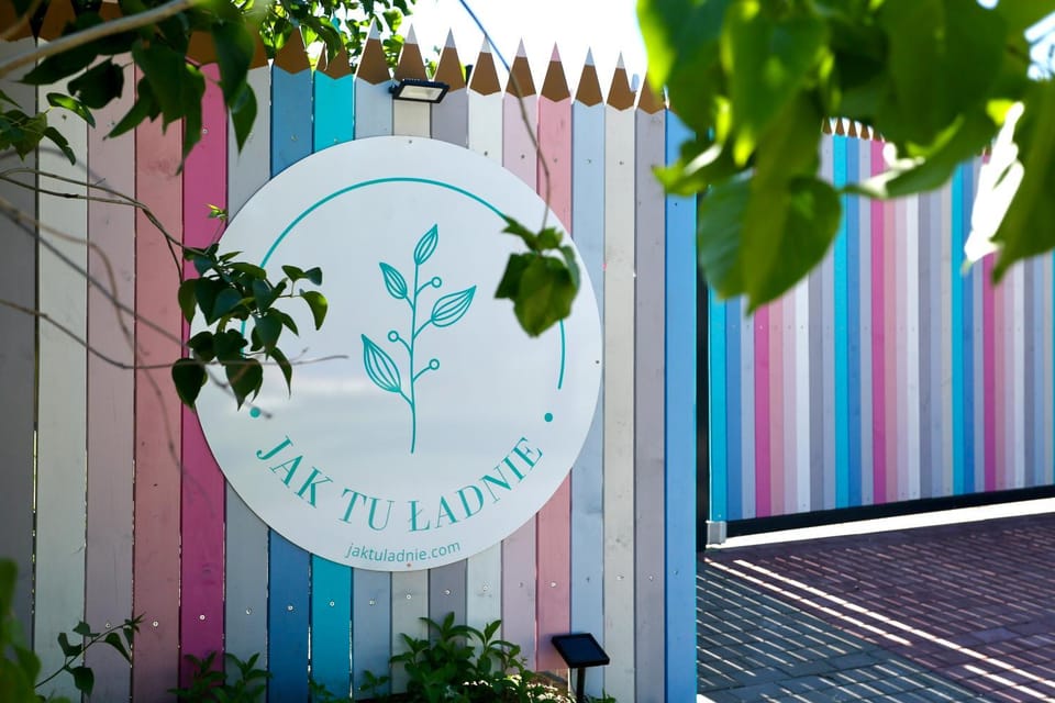 Spring, Day, Property logo or sign, Garden, Logo/Certificate/Sign, Garden view, Street view, Certificate/Award