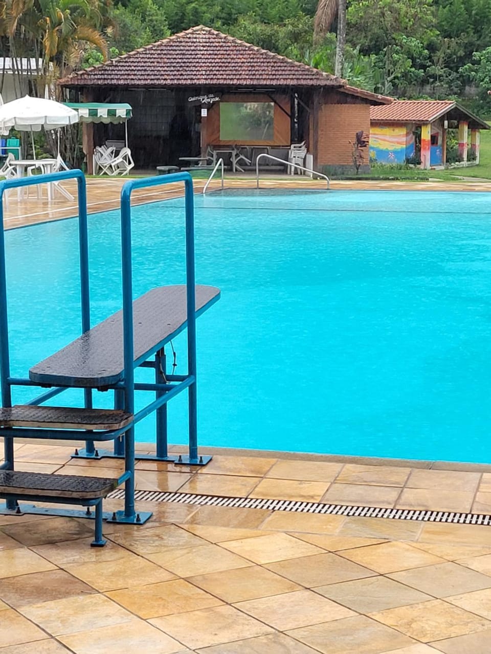 Swimming pool, sunbed