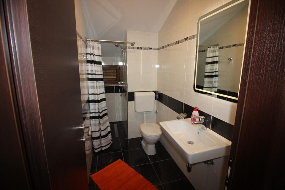 Shower, Toilet, Bathroom, towels