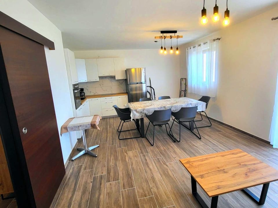 Kitchen or kitchenette, Living room, Seating area, Dining area, kitchen