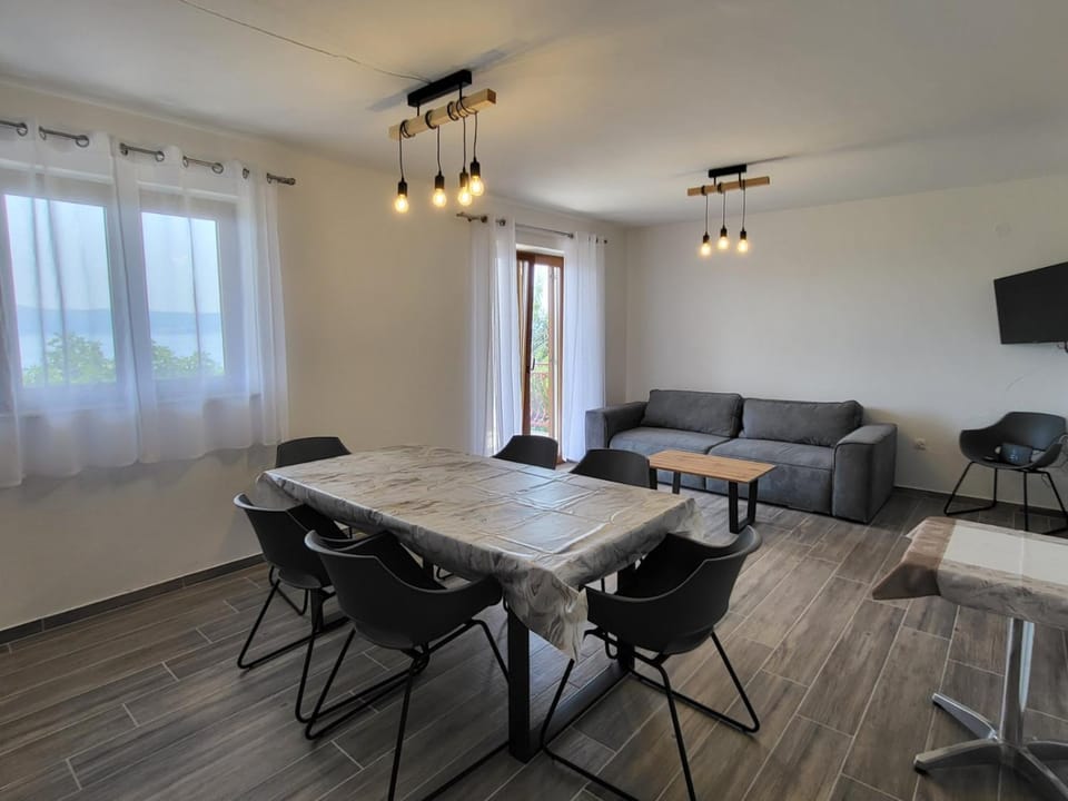 TV and multimedia, Living room, Seating area, Dining area