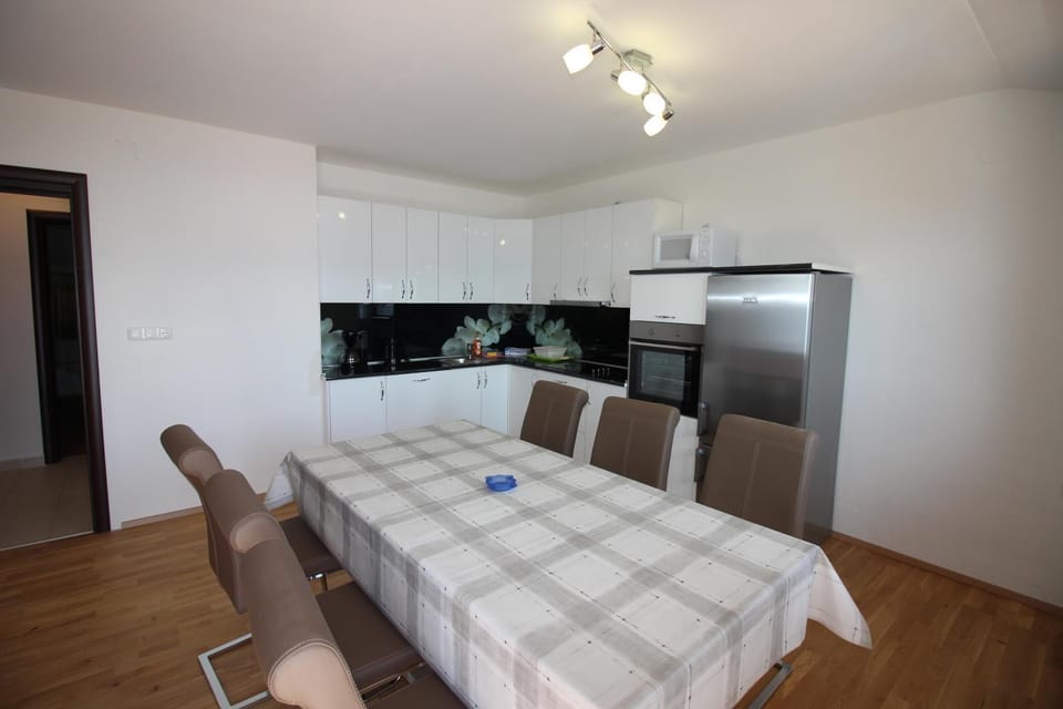 Kitchen or kitchenette, Dining area, oven, stove