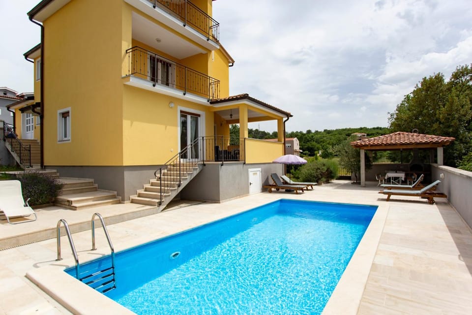 Shower, Property building, Patio, Natural landscape, Activities, BBQ facilities, Garden, Garden, View (from property/room), Balcony/Terrace, Other, Seating area, Beach, Diving, Animals, Animals, Pool view, Swimming pool, children, group of guests, Family