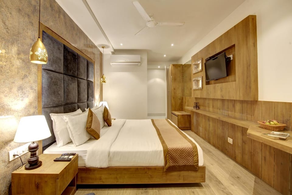 Bed, TV and multimedia, Living room, Photo of the whole room, Seating area, Bedroom, VIP, wardrobe, air conditioner