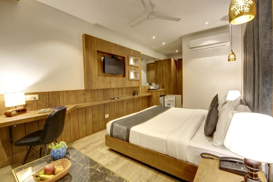 Bed, Bathroom, TV and multimedia, View (from property/room), Photo of the whole room, Seating area, Evening entertainment, Bedroom, fireplace, air conditioner