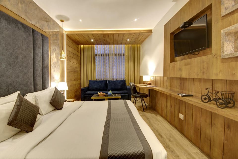 Bed, TV and multimedia, View (from property/room), Photo of the whole room, Seating area, Evening entertainment, Bedroom, air conditioner