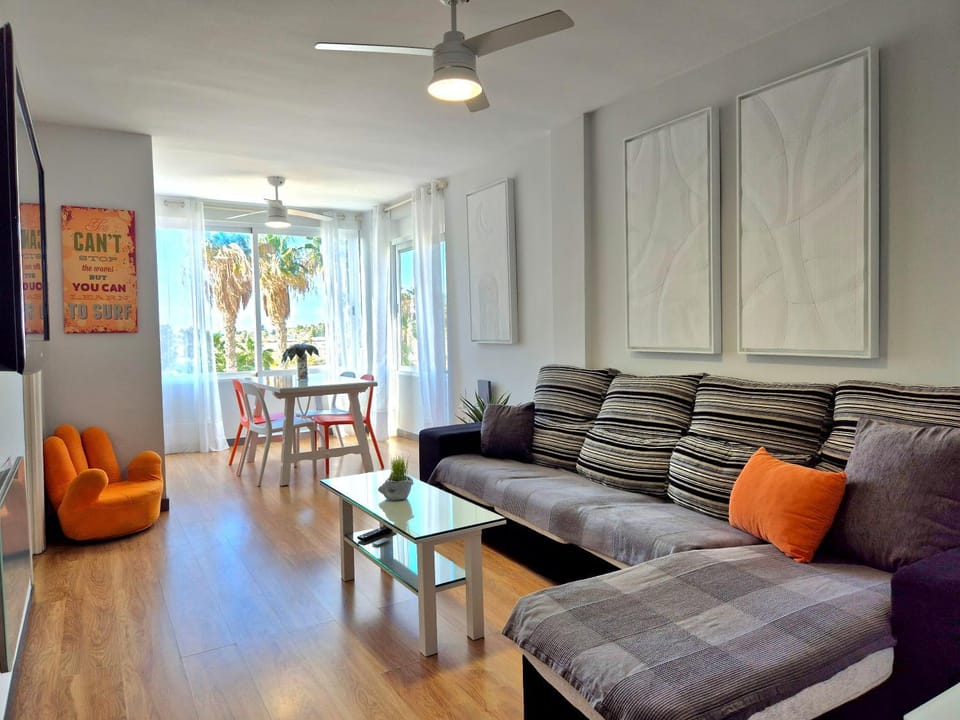 Communal lounge/ TV room, Sea view