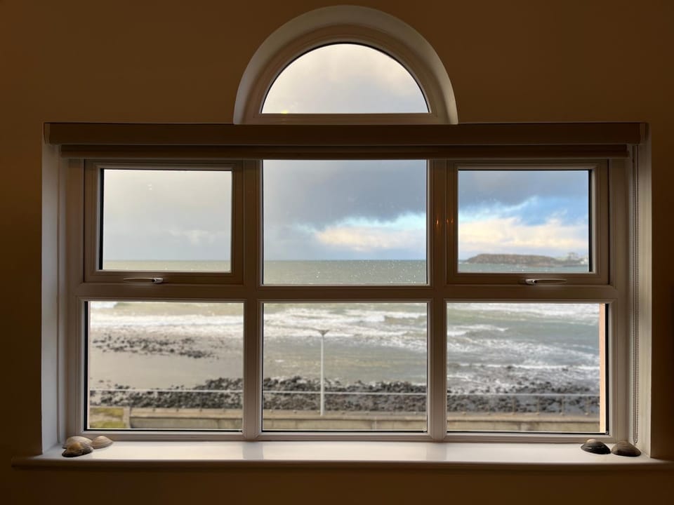 Sound of the Sea - Penthouse in Portrush Apartment in Northern Ireland