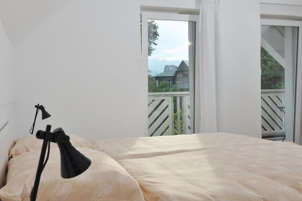 Bed, Bedroom, Mountain view