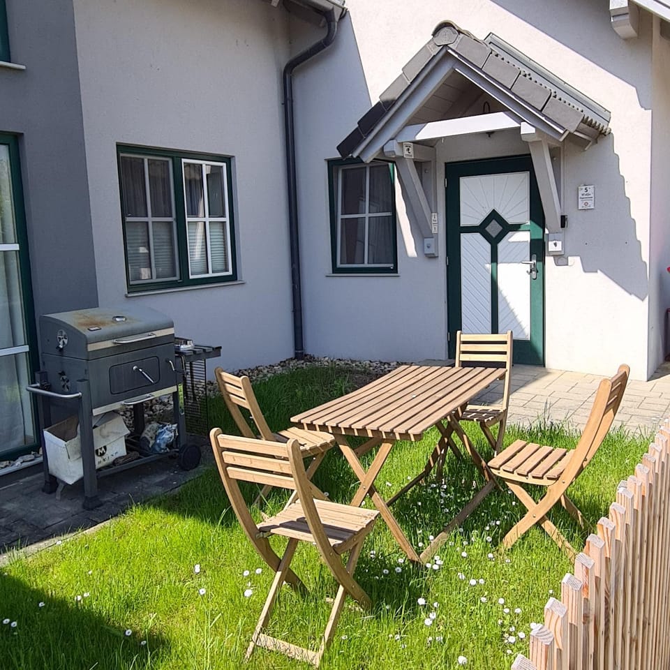 Property building, Patio, Day, Summer, BBQ facilities, BBQ facilities, Garden, Dining area, Food, Food, Garden view, Lunch, Lunch, Dinner, Dinner