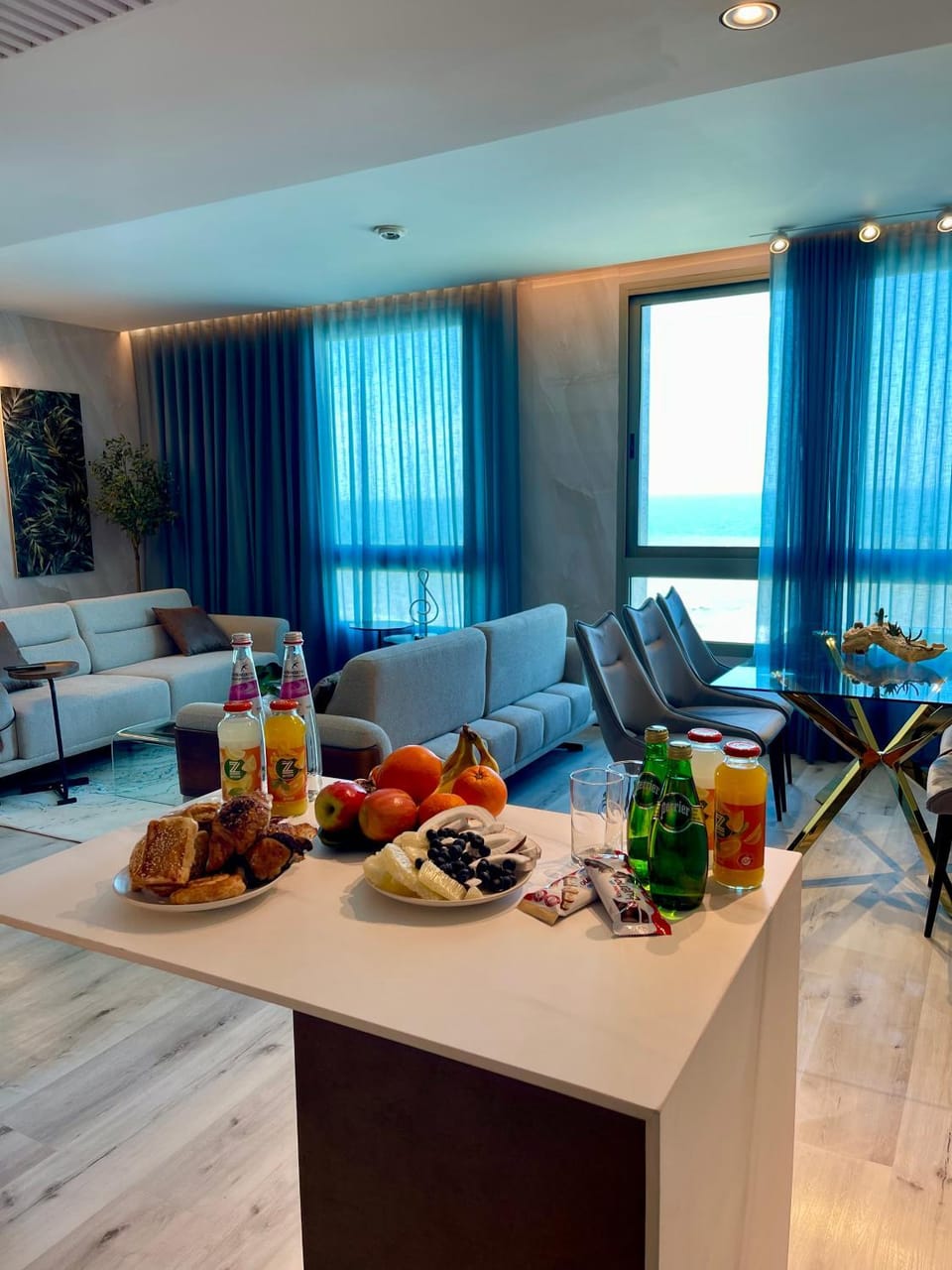 Living room, Food and drinks, Seating area