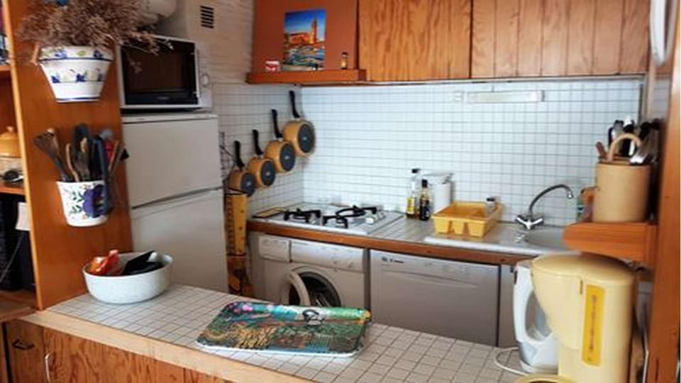 Coffee/tea facilities, dishwasher, microwave, stove