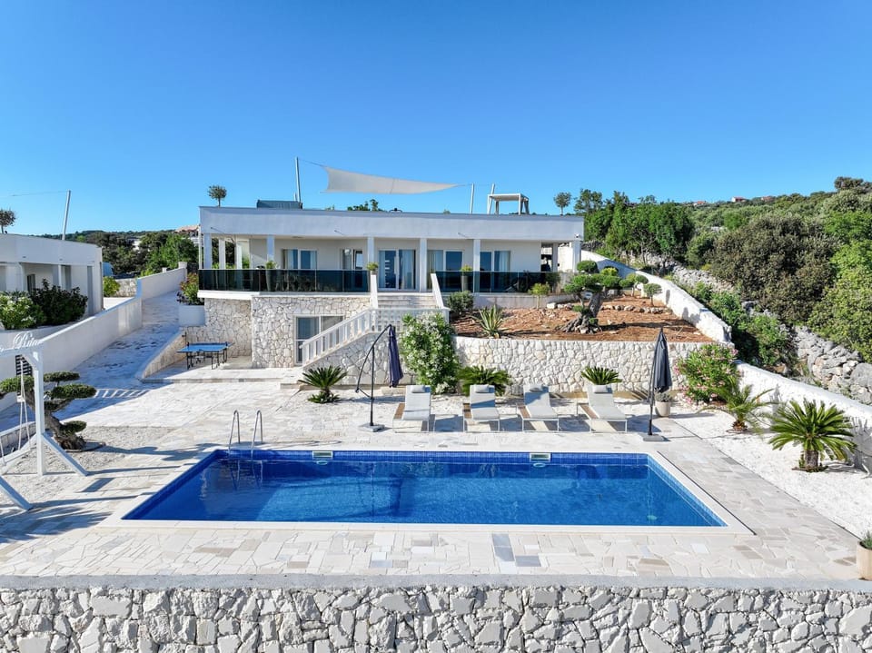 Property building, Swimming pool, sunbed