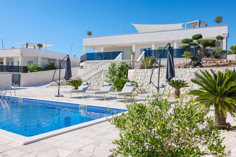 Property building, Swimming pool, sunbed