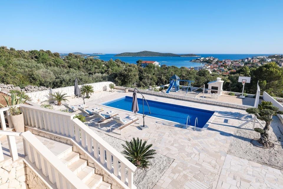 Sea view, Swimming pool, sunbed