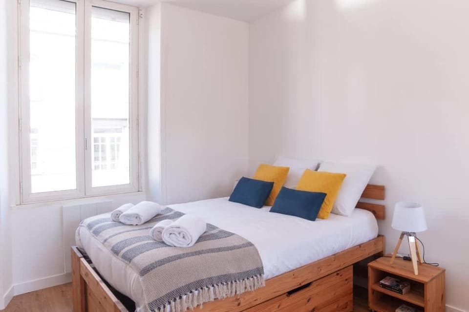 Bed, Bedroom, towels
