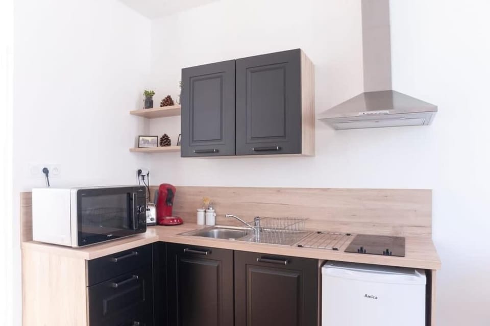 Coffee/tea facilities, Kitchen or kitchenette, oven, stove