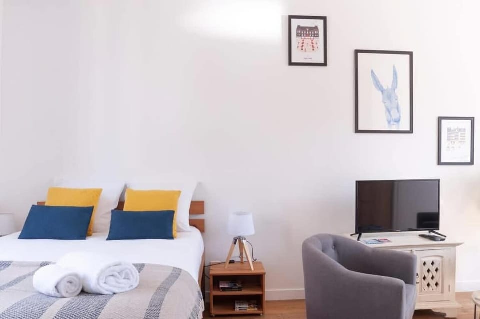 Communal lounge/ TV room, Bed, TV and multimedia, Living room, Bedroom