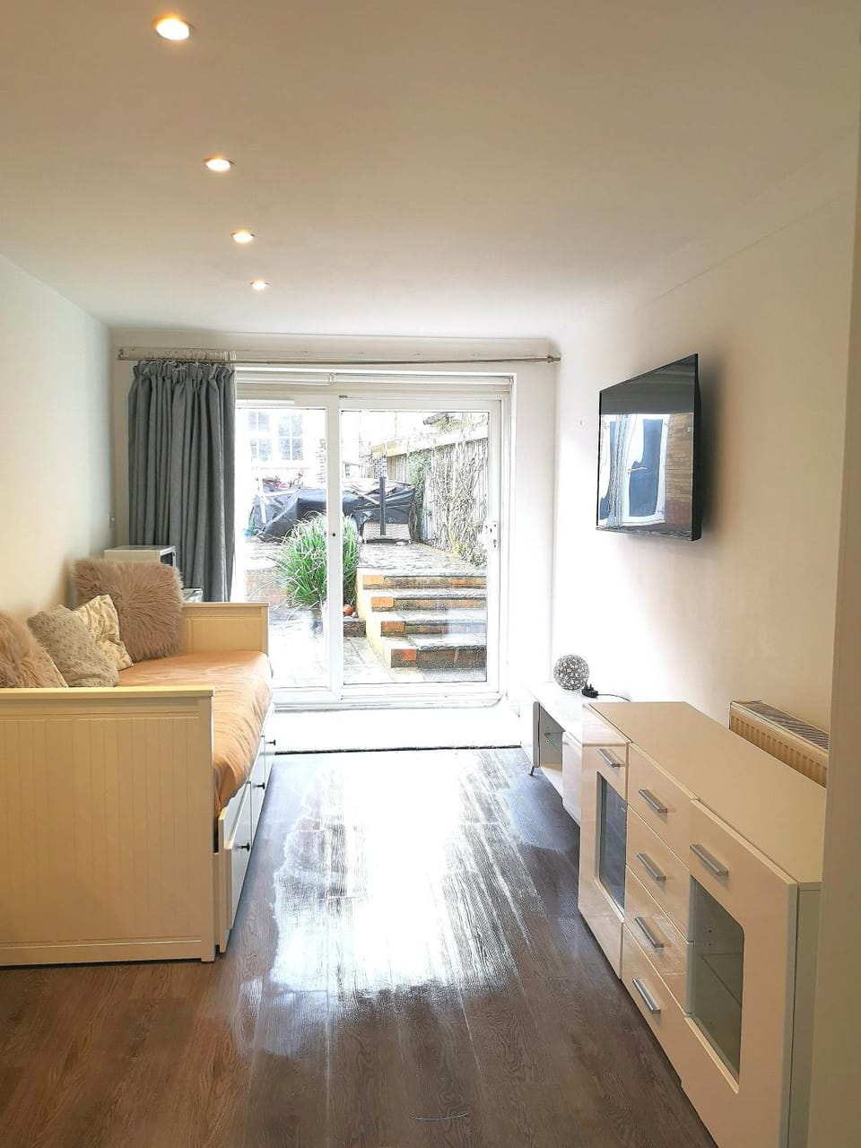 TV and multimedia, Seating area