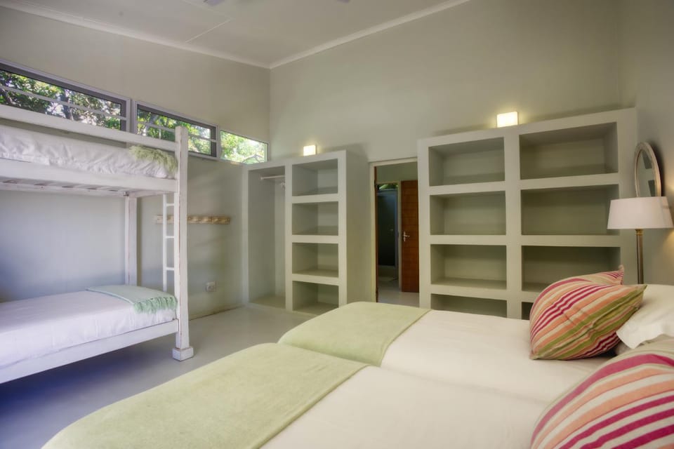 Bedroom, bunk bed