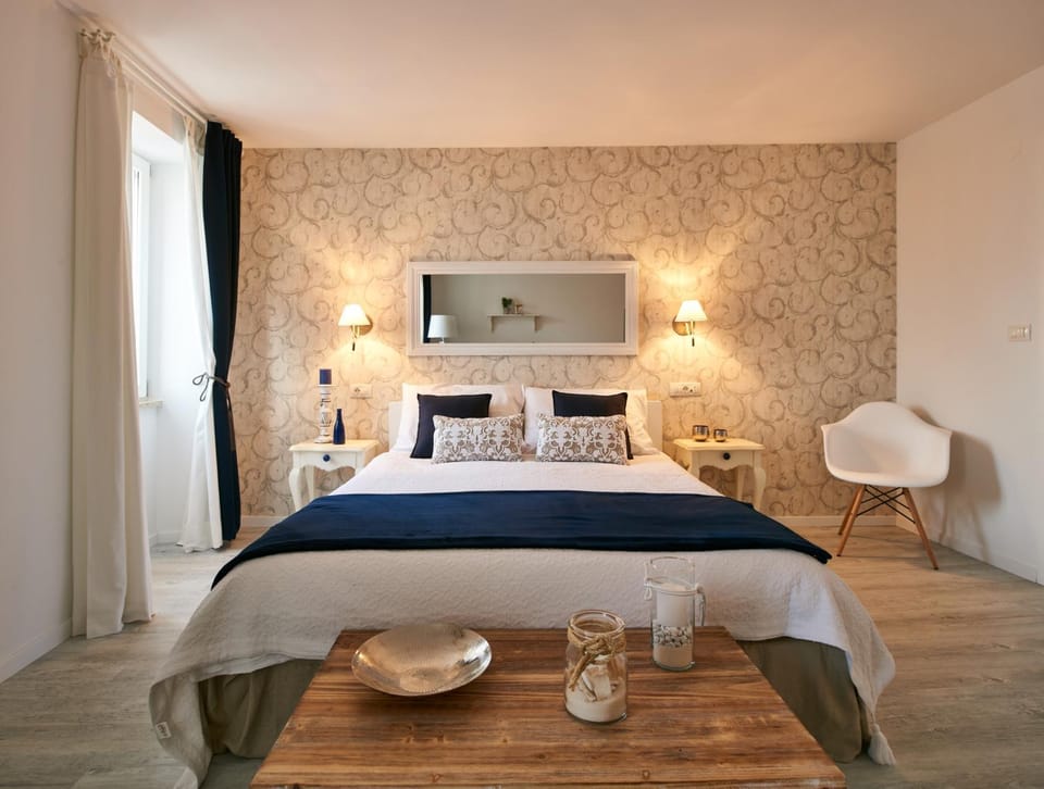 Bed, Seating area