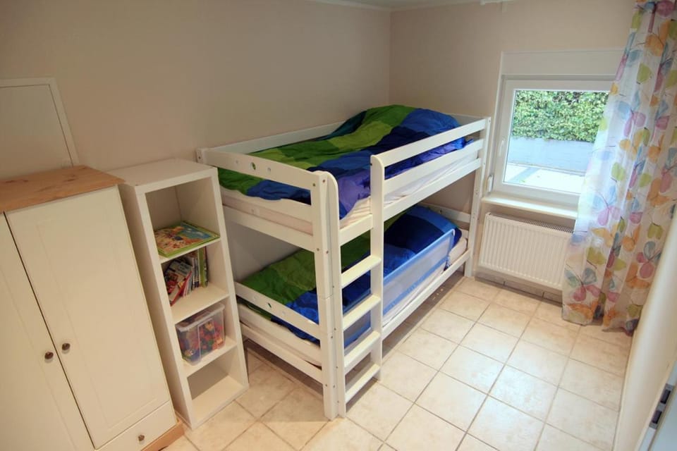 Bedroom, bunk bed
